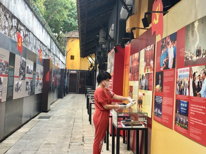 Ngoài phun thuốc khử trùng thì cán bộ công nhân viên tại đây cũng tự vệ sinh từ phòng đặc biệt đến ghế ngồi và luôn cập nhật thông tin kịp thời để trang bị những kiến thức để phòng chống dịch một cách tốt nhất".