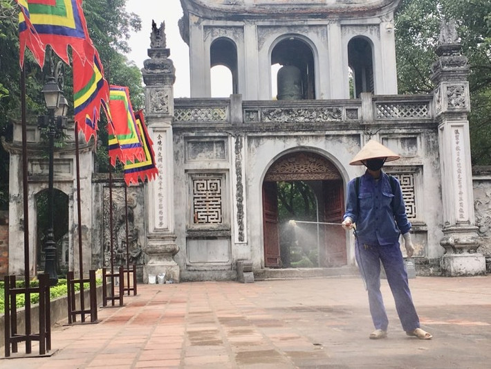 Sáng 10/3, hàng loạt di tích, danh lam thắng cảnh trên địa bàn Hà Nội đã phun thuốc khử trùng phòng chống dịch Covid-19.