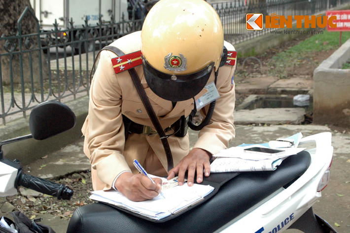 Trung tá Nguyễn Hồng Thái, Đội trưởng Đội CSGT số 14 cho biết: "Trong 2 ngày 16 và 17/3, đơn vị đã xử lý 17 trường hợp vi phạm giao thông. Lái xe bị xử phạm với các lỗi vượt đèn đỏ". Còn một lãnh đạo Đội CSGT số 2 cho biết, từ 13h-15h ngày 17/3, các chiến sĩ CSGT của đội xử lý 6 trường hợp vi phạm được phát hiện qua camera.