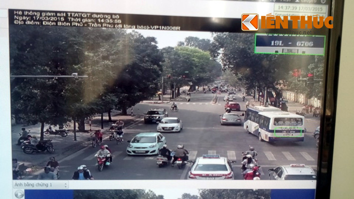 Một chiếc xe khách vi phạm tại ngã 3 Điện Biên Phủ - Trần Phú bị camera ghi hình.