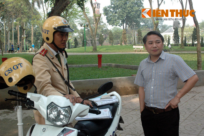 Trước những bằng chứng rõ ràng từ hình ảnh ghi lại, chủ xế hộp nói trên không thể chối cãi và chấp nhận để CSGT Đội số 2- Phòng CSGT Công an TP Hà Nội lập biên bản.