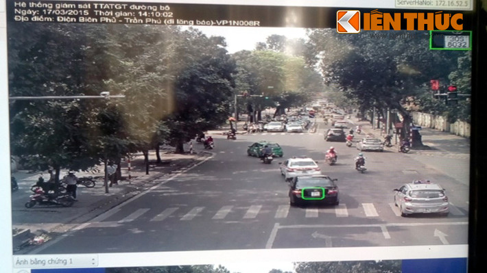 Bắt đầu từ sáng 16/3, tại nhiều điểm đã lắp đặt hệ thống camera hoàn chỉnh, CSGT Hà Nội đồng loạt theo dõi chặt chẽ và xử phạt phương tiện vi phạm do camera phát hiện. Theo ghi nhận của PV Kiến Thức, các phương tiện vi phạm bị camera phát hiện chủ yếu là các lỗi vượt đèn vàng, đèn đỏ, đi sai làn đường...