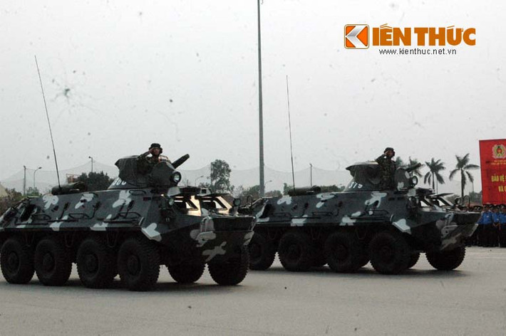 Các loại xe thiết giáp BTR-60PB được trang bị vũ khí hạng nặng, có khả năng lội nước.