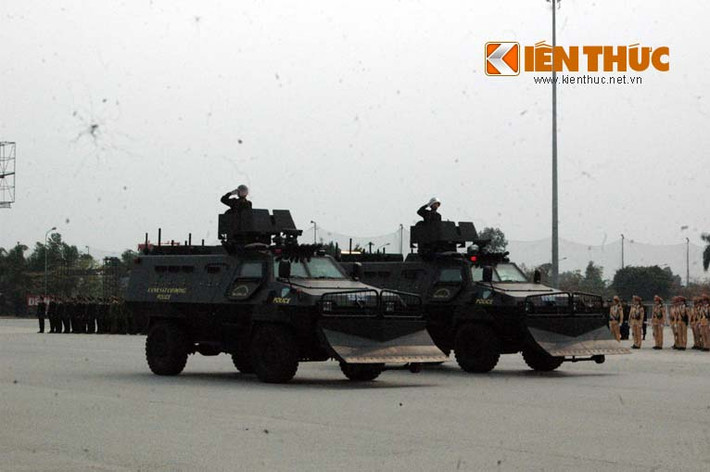Xe thiết giáp chống bạo động của cảnh sát.