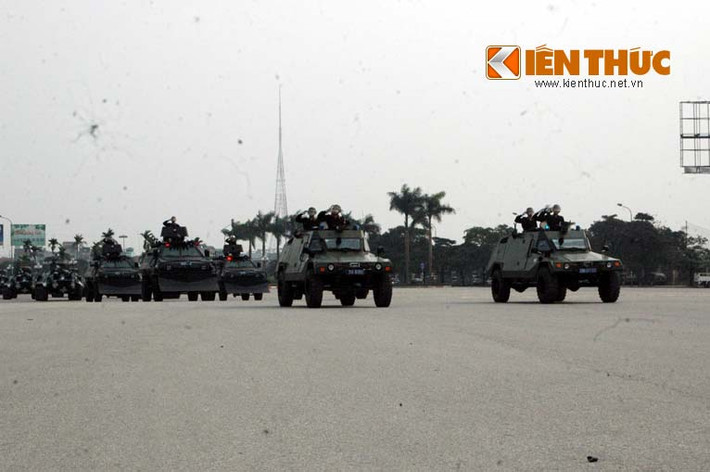 Theo kế hoạch, từ ngày 27/3 đến ngày 01/04/2015, Đại Hội đồng Liên minh Nghị viện thế giới lần thứ 132 được tổ chức tại Hà Nội với chủ đề Nghị viện trong việc thực hiện các mục tiêu phát triển bền vững sau năm 2015. Trong ảnh, các phương tiện xe thiết giáp của cảnh sát, quân đội tham gia bảo vệ IPU 132 diễu qua lễ đài.
