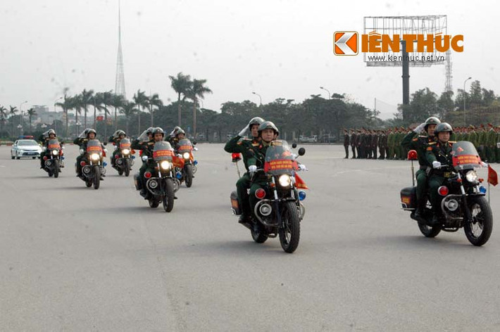 ... xe kiểm soát quân sự...