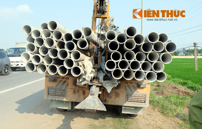 Theo thông tin ban đầu, thời điểm xảy ra vụ tai nạn, xe cẩu kéo theo bồn trộn bê tông (xe cứu hộ - bê tông) chạy hướng Sơn Tây - Hà Nội, đến đoạn đường trên đột nhiên bị đứt móc nối giữa đầu xe và bồn trộn.