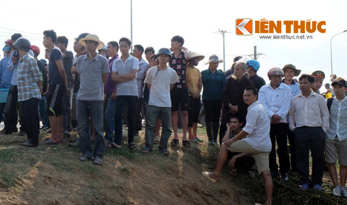 Nhiều người dân lo lắng cho những người đang được cấp cứu.