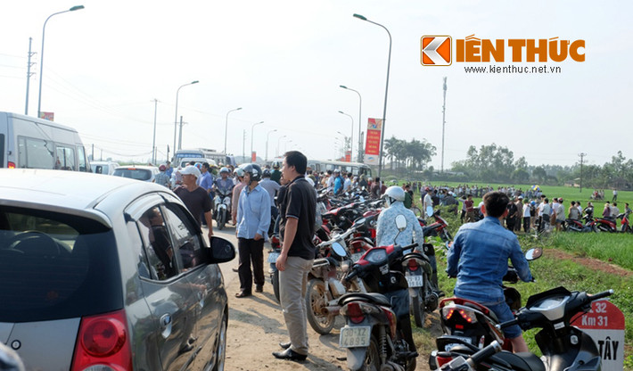 Giao thông ách tắc ở Quốc lộ 32.