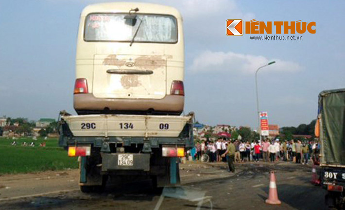 Xe 29 chỗ được đưa lên xe cứu hộ.