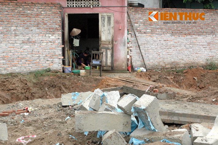 Chưa kể bùn đất, nước bẩn đang ngày đêm tấn công người dân.