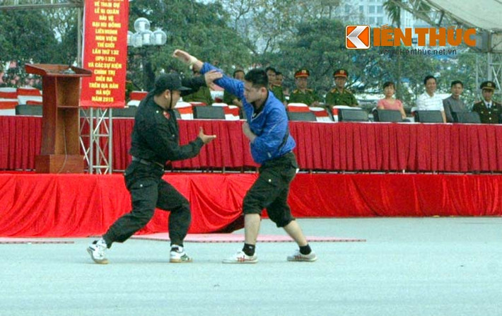 Tình huống giả định được đặt ra là, một số đối tượng có hành vi gây rối tại khu vực tổ chức IPU, các chiến sĩ cơ động nhanh chóng chấn áp, khống chế đối tượng nguy hiểm.