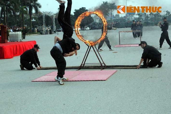 Quật ngã bắt gọn các đối tượng bằng thế võ đẹp mắt. Có thể nói, lực lượng cảnh sát đã sẵn sàng cho chiến dịch bảo vệ qui mô IPU 132.