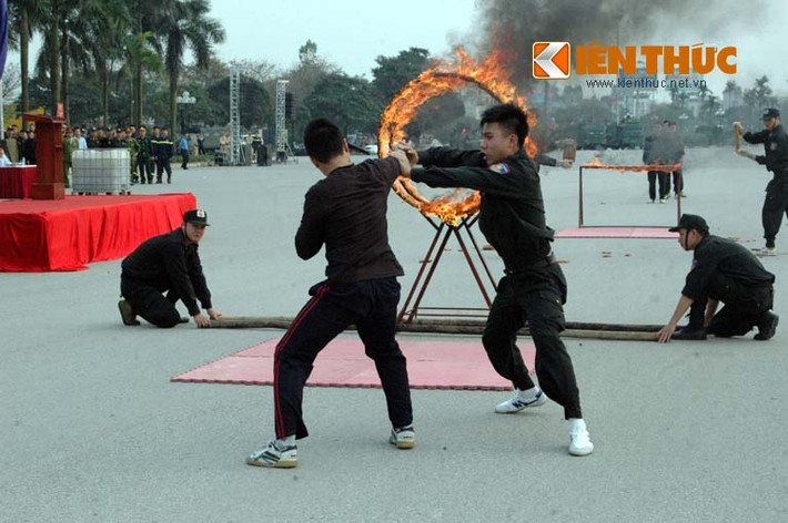 Quyết đoán, dứt khoát, dũng mãnh khống chế kẻ địch.