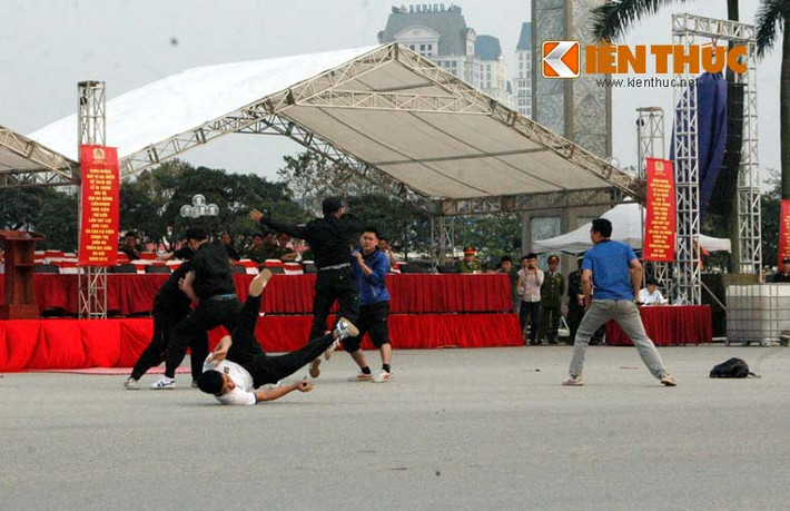 Hai chiến sĩ CSCĐ tả xung hữu đột khống chế bốn đối tượng có hung khí, đặc biệt liều lĩnh.