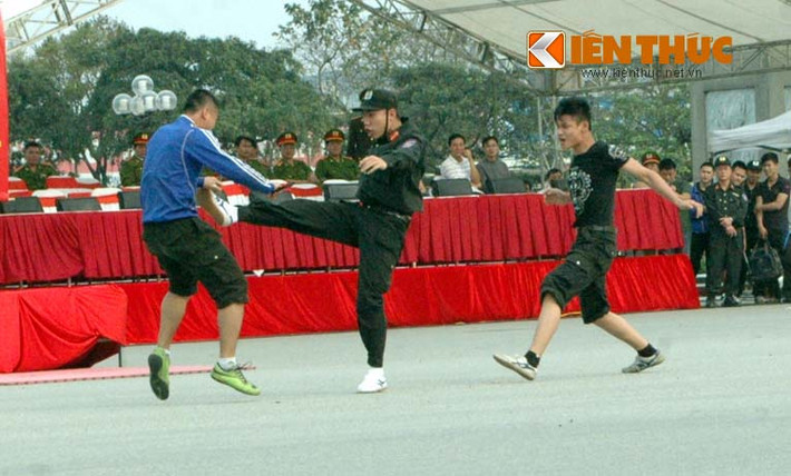 Chiến sĩ cơ động dũng mãnh chống lại 2 kẻ gây rối có vũ khí.