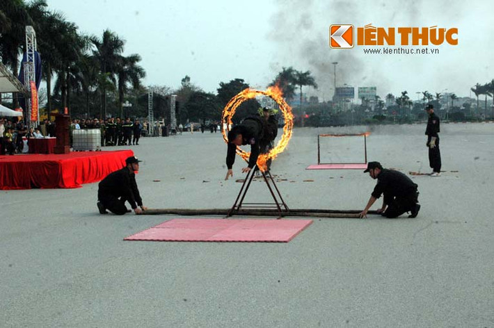 Tiếp đến, các chiến sĩ trình diễn khả năng vượt chướng ngại tấn công kẻ địch. Trong ảnh, chiến sĩ CSCĐ tinh nhuệ nhảy qua vòng lửa...