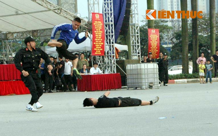 Bên cạnh lễ diễu hành hoành tráng của hàng trăm phương tiện đặc chủng trong lễ ra quân bảo vệ Đại Hội đồng Liên minh Nghị viện thế giới (IPU 132), hàng chục chiến sĩ Cảnh sát cơ động Công an TP Hà Nội đã thực hiện biểu diễn võ thuật đẹp mắt ấn tượng.