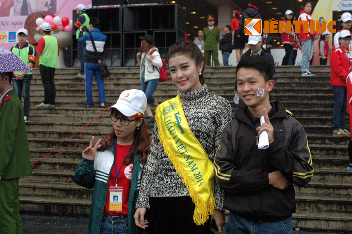 Á hậu năm 2014, Nguyễn Trần Huyền My cũng có mặt, chụp ảnh lưu niệm cùng với các bạn sinh viên tình nguyện hiến máu.