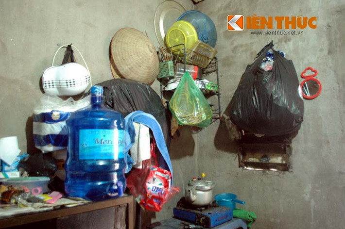Tiếng là phòng trọ, nhưng ban ngày cũng như ban đêm, ánh sáng mặt trời khó lọt vào bởi nó bị phủ kín bằng những mảnh bạt, tấm tôn, phên nứa tạm bợ.