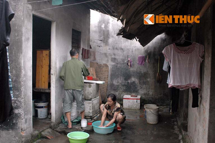 Tuy căn phòng trọ sập xệ như vậy, anh Tùng chia sẻ: "Khố lắm chú ơi, thuê xa thì mất tiền xăng xe máy, hơn nữa nhà không có xe và chưa chắc đã rẻ hơn, nên tôi đành chấp nhận thuê ở đây".