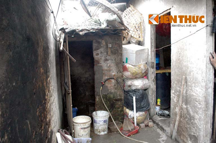 Không như căn phòng trọ của chị Hằng, phòng trọ của anh Lê Văn Tùng (38 tuổi, quê ở Hải Dương) nằm tít trong cùng và sát nhà vệ sinh.