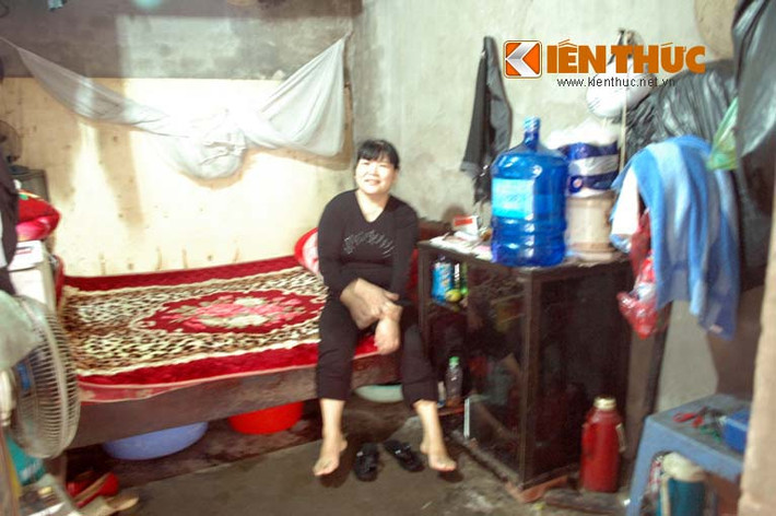 Chị Đường Thu Hằng (48 tuổi, quê ở Lạng Sơn) tâm sự: "Tôi ở đây và chính căn phòng này cũng gần 20 năm rồi, biết là ẩm thấp, tối tăm, nhưng không muốn thuê chỗ khách, vì nó gần nơi làm lại rẻ" .