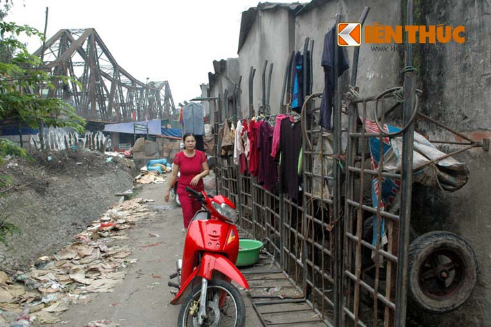 Dù chật chội, ẩm thấp, thậm chí hôi hám, nhưng vì cuộc sống, họ vẫn cố bám trụ mưu sinh với nhiều lý do khác nhau.