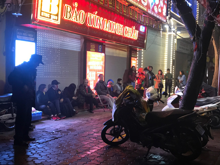 Thời tiết mưa phùn, lạnh nhưng nhiều khách hàng có mặt từ rất sớm.