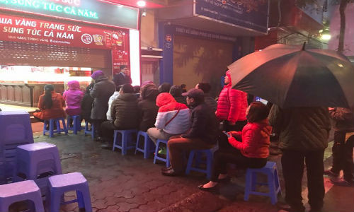 Khách hàng tập trung chủ yếu tại một số cửa hàng, trong khi đó tại nhiều điểm bán hàng khác lại khá vắng khách mua vàng ngày vía Thần Tài.