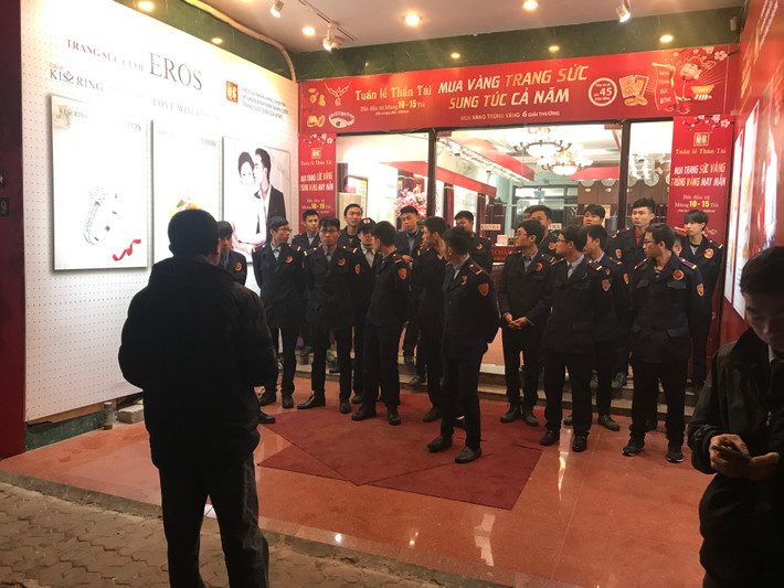 Đội ngũ bảo vệ làm việc từ sớm đảm bảo an ninh, trật tự tại các cửa hàng.