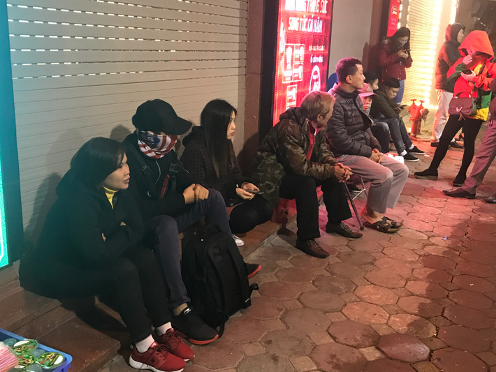 Tại thời điểm 5 giờ sáng nay (25/2), nhiều khách hàng đã ngồi chờ tại các cửa hàng vàng trên phố Trần Nhân Tông với mong muốn là những người đầu tiên mua vàng ngày vía Thần Tài. Theo ghi nhận của phóng viên, khoảng 5 giờ 30, các cửa hàng vàng mới bắt đầu rục rịch mở cửa, để chuẩn bị đón những khách hàng đầu tiên.