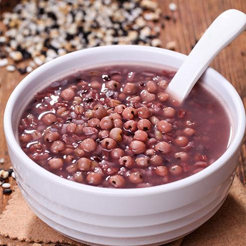 Kết hợp ý dĩ với đậu đỏ nấu cháo bạn sẽ có món ăn vừa đơn giản vừa loại trừ thấp khí hiệu quả.
