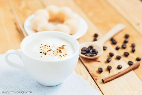 Khi pha cà phê sẽ có rất nhiều bọt được sản sinh, đây một phần là bọt do các hạt cà phê tạo ra, một số khác như cappuccino, latte thì do sữa.