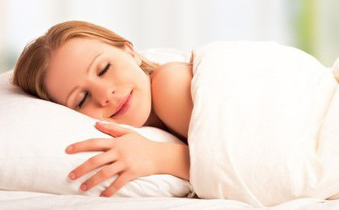 Để tóc ướt đi ngủ sẽ ảnh hưởng đến khả năng tiết sắc tốt melanin làm đen tóc, gây hiện tượng rụng tóc và bạc tóc sớm.