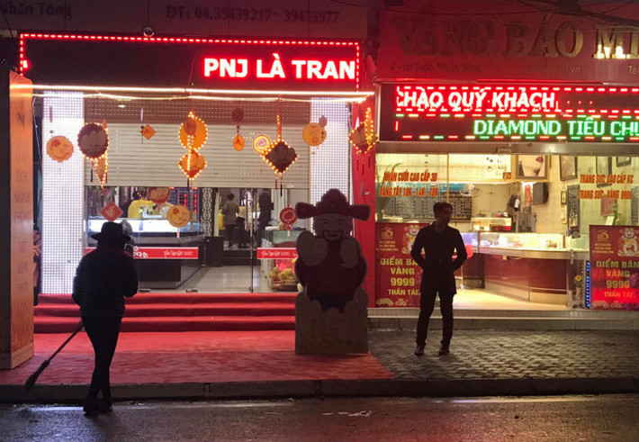 Cửa hàng vàng khá vắng khách trong ngày vía Thần Tài.