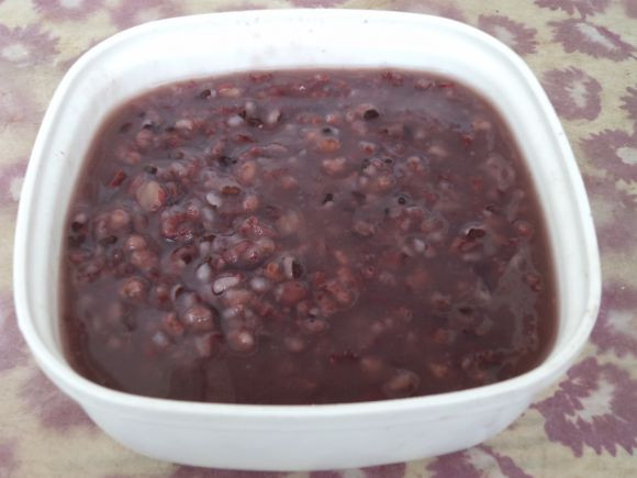 Bạn cũng không cần cầu kỳ tỷ lệ, chỉ cần áng chừng một loại một nắm là được. Sau khi vo sạch cho vào nồi ngâm nước cho mềm và nấu nhừ thành cháo là có thể ăn được.
