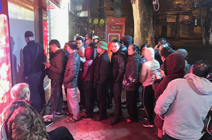 Lượng khách tới ngày càng đông hơn sau 5 giờ 30.