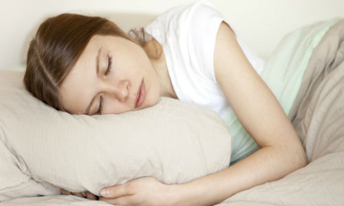 Ngậm răng giả đi ngủ sẽ gặp nguy hiểm nếu chẳng may nuốt phải sẽ gây tắc nghẽn đường thở.