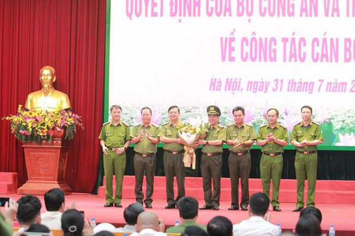 Sau hơn 1 tháng nhận nhiệm vụ tại UBKT Đảng ủy Công an Trung ương, Thiếu tướng Nguyễn Hải Trung tiếp tục được Bộ Công an điều động, bổ nhiệm giữ chức vụ Giám đốc Công an TP Hà Nội thay trung tướng Đoàn Duy Khương nghỉ hưu theo chế độ.