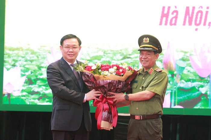 Người tiền nhiệm của ông Nguyễn Hải Trung là Trung tướng Đoàn Duy Khương nghỉ hưu theo chế độ. Tại buổi lễ, đồng chí Vương Đình Huệ, Ủy viên Bộ Chính trị, Bí thư Thành ủy Hà Nội tặng hoa chúc mừng Trung tướng Đoàn Duy Khương hoàn thành nhiệm vụ.