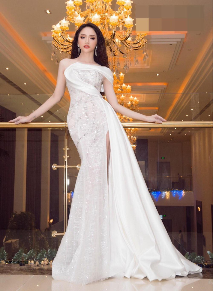 Chiếc váy trắng giúp người đẹp hóa thân thành nàng công chúa vô cùng xinh đẹp.