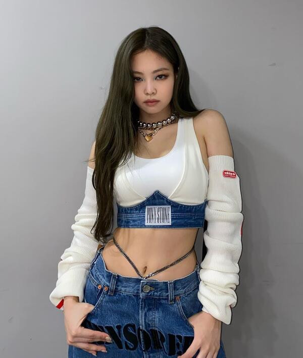 Jennie (Black Pink) cũng là tín đồ của mốt thời trang này. Cô nàng diện quần jeans bò cá tính lộ dây quần lấp lánh.