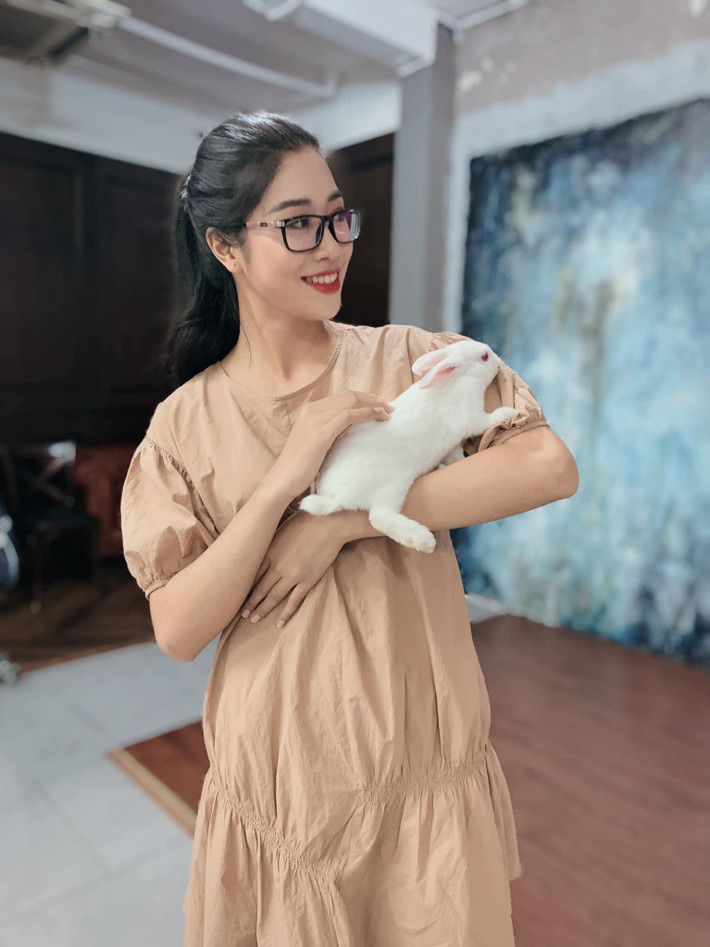 Với chiều cao 1m76 cùng số đo 3 vòng hoàn hảo, Vân Ly dễ dàng diện những bộ váy dáng rộng mà không bị nuốt dáng.