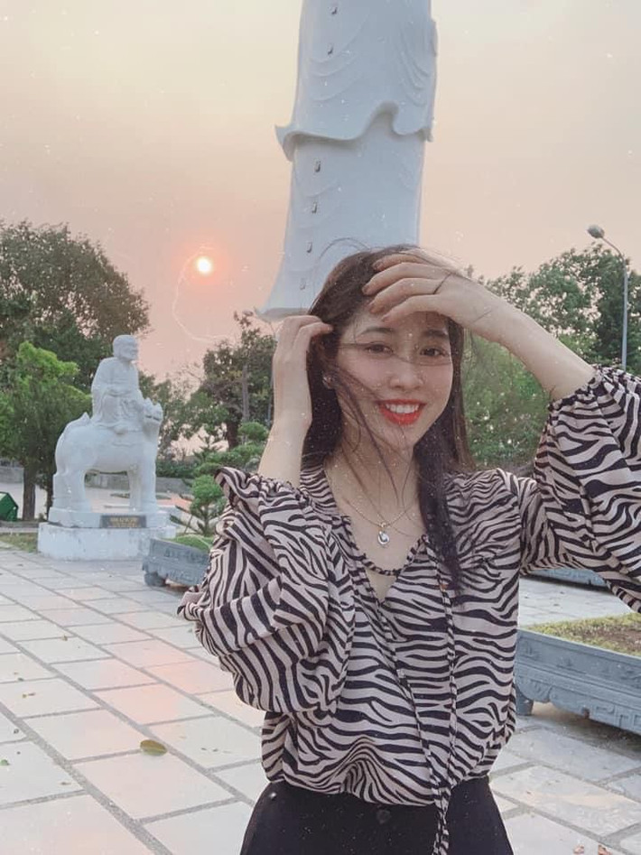 Đặng Vân Ly sinh năm 1998, quê quán Hải Dương, hiện đang là tiếp viên hàng không tại hãng Vietjet.