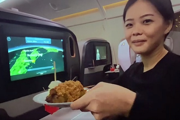 Khách hàng của Singapore Airlines có thể chọn khoang theo hạng để thưởng thức món ăn với hai đồ uống có cồn và một đồ uống miễn phí khác.