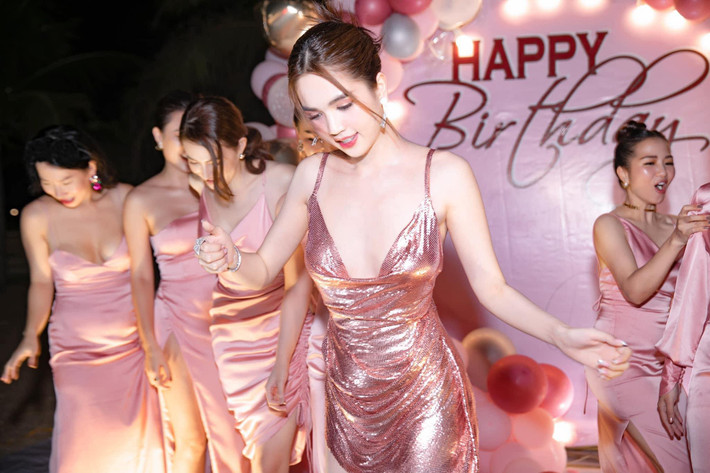 Trước đó trong tiệc sinh nhật với bạn bè, cô nàng cũng chọn chiếc váy hồng hai dây lộng lẫy khoe làn da trắng sứ đáng ghen tị.