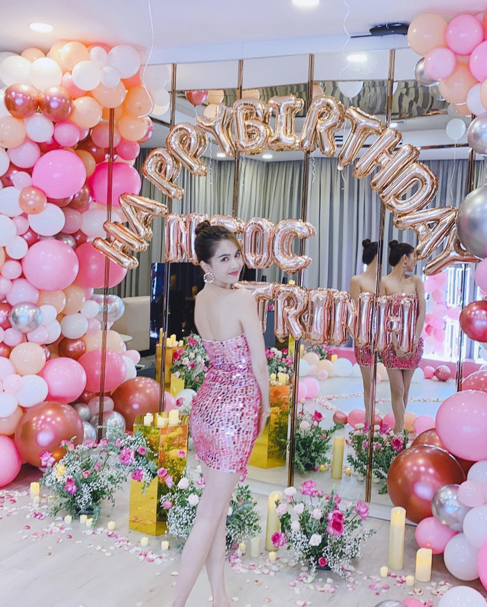Chất liệu sequin nổi bật trong tiệc sinh nhật vừa qua của Ngọc Trinh.