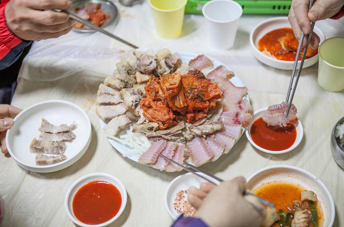 Nghe thì kinh vậy, nhưng đối với nhiều người Hàn Quốc, cá đuối càng thối thì càng thơm ngon. Miếng cá bốc mùi, màu hồng đậm là một món ăn đặc sản.