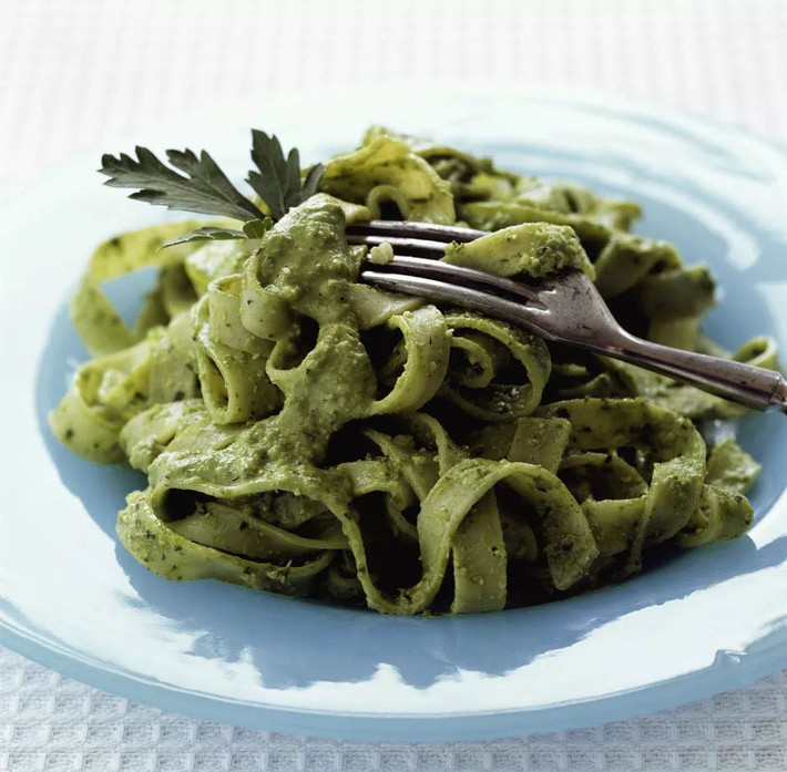 3. Tallarines verdes : là món mì truyền thống của Peru, thực chất là mì spaghetti được phủ lên lớp sốt màu xanh từ rau chân vịt cực kì đặc trưng.
